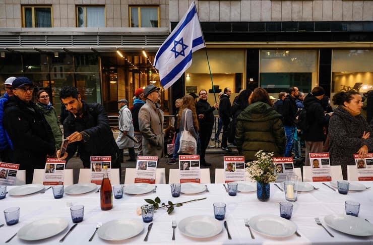 שולחן קבל שבת עם כסאות ריקים בגרמניה