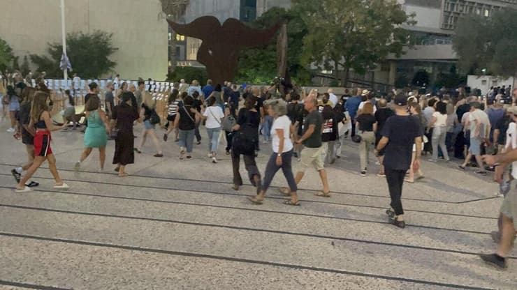 בזמן מחאת משפחות החטופים ונעדרים נשמעה אזעקה בכיכר ברחבת מוזיאון תל אביב