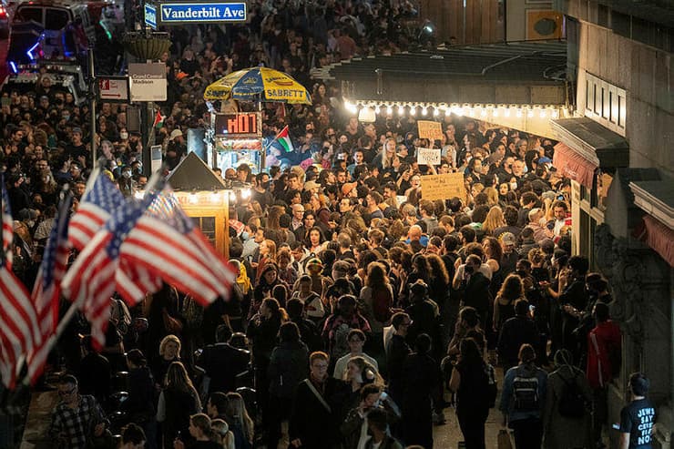 מאות מפגינים פרו פלסטינים מפגינים בתחנת "גראנד סנטרל" בניו יורק