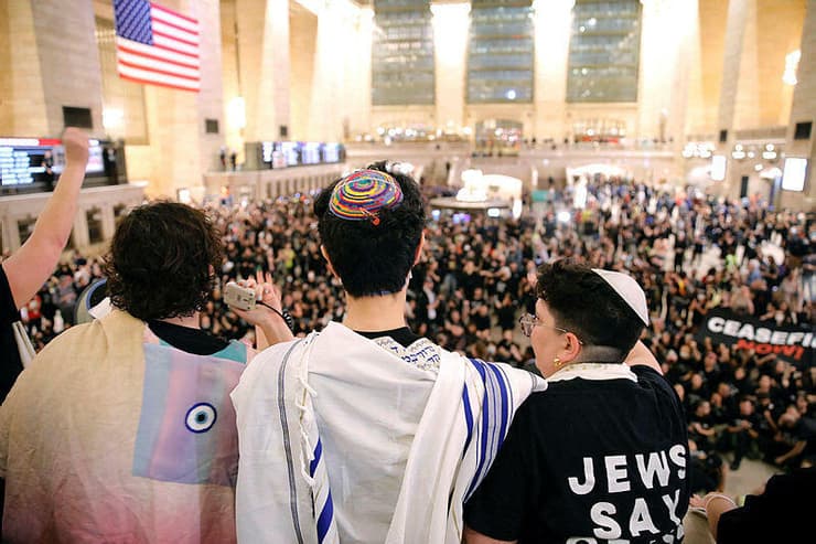 מאות מפגינים פרו פלסטינים מוחים בתחנת "גראנד סנטרל בניו יורק"
