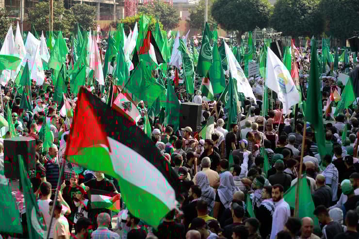 הפגנות בעד חמאס בביירות במהלך המלחמה (צילום:AHMAD AL-RUBAYE / AFP) הפגנות בעד חמאס פעילי חמאס ביירות לבנון