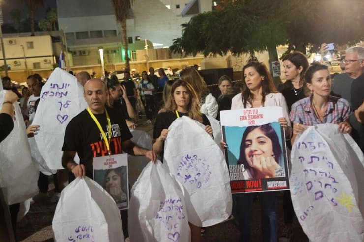 הפרחת כדורי אש בכיכר החטופים בהשתתפות משפחות החטופים והנעדרים