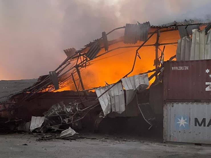 שריפה במפעלי חברת מיחזור האשפה "דניאלי בסביבה" עקב נפילת חלקי רקטה בוערת