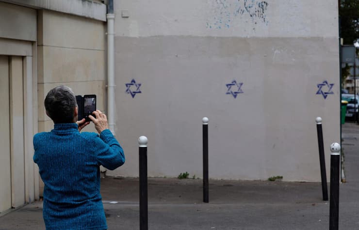 מגו דוד מויר על קיר בניין בפריז