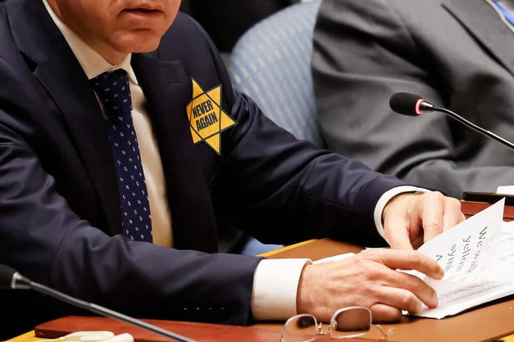 שגריר ישראל לאו"ם גלעד ארדן עונד טלאי צהוב במועצת הביטחון 