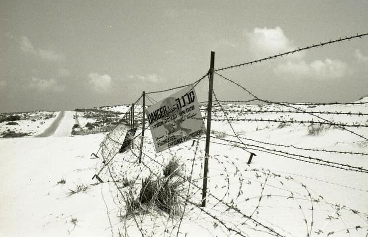 גדר הגבול עם עזה, סמוך למיקומו החדש של מושב נתיב העשרה בנגב המערבי. מאי, 1982