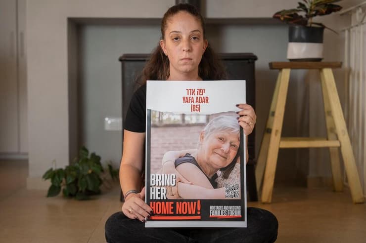 אוריאן אדר עם תמונת סבתה יפה שנחטפה לעזה ומצבה הרפואי לא יציב