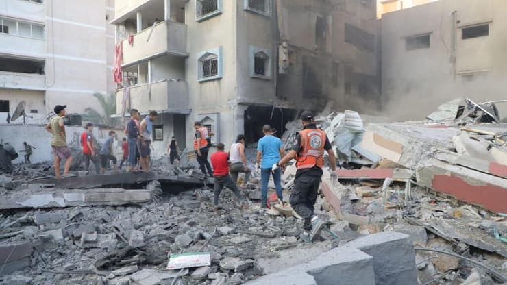 הובלת פצועים מהפצצת בתים ברצועת עזה