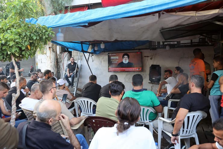 תומכי ארגון הטרור חיזבאללה צופים בנאום נסראללה בלבנון