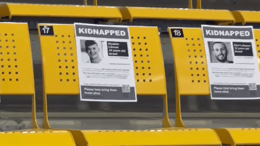 תמונות האזרחים החטופים המוחזקים בעזה על כיסאות האולם בנס ציונה