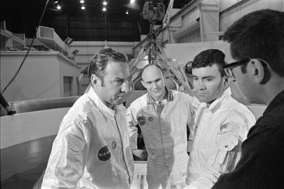 הוחלף ברגע האחרון. הצוות המקורי של אפולו 13, ג'ים לאבל (משמאל), מטינגלי (מאחור) ופרד הייז במהלך ההכנות למשימה, ינואר 1970 