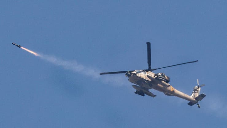 מסוק אפאצ'י של חיל האוויר משגר טיל לעבר רצועת עזה במלחמת חרבות ברזל, כפי שנראה מעל שדרות 