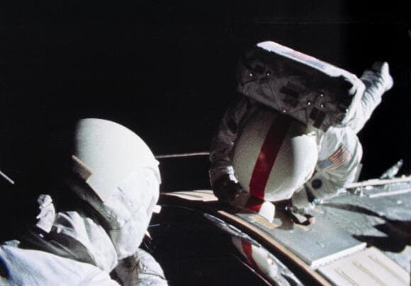 סוף סוף בחלל. מטינגלי, עם פס על הקסדה, מבצע את הליכת החלל במשימת אפולו 16