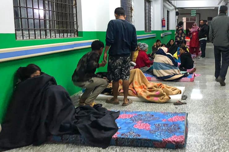 רעידת אדמה בנפאל ניצולים במסדרון בית החולים