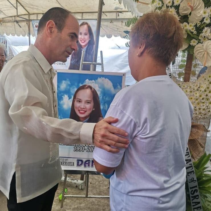 שגריר ישראל בפיליפינים ערך ביקור תנחומים מרגש בביתה של מטפלת פיליפינית שנרצחה בכפר עזה