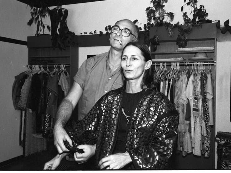 המעצב ג'רי מליץ עם יעל דיין במדידות בגדים בסטודיו שלו, 1985