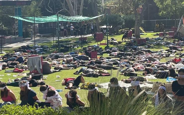 מיצג בגארנד פארק בלוס אנג'לס, לזכר הנרצחים במסיבת הטבע ברעים 
