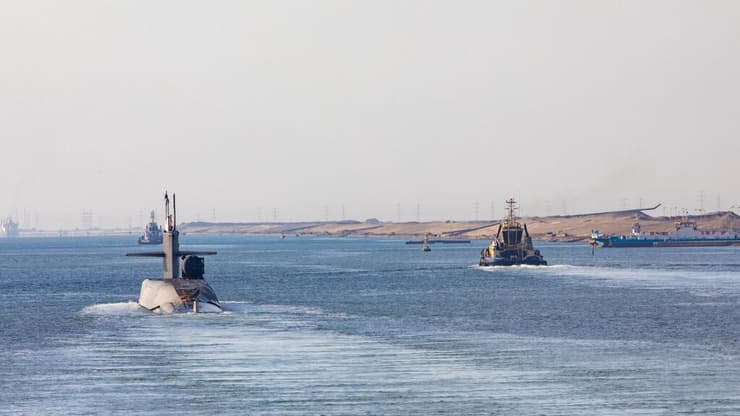 הצוללת האמריקנית פלורידה חוצה את תעלת סואץ