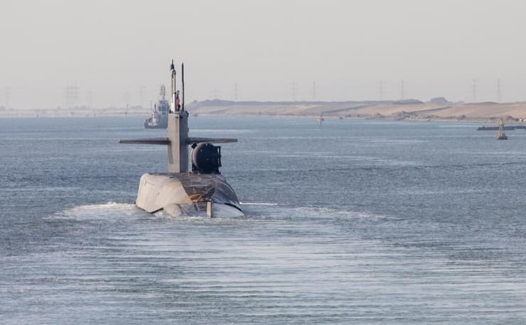 הצוללת האמריקנית פלורידה חוצה את תעלת סואץ
