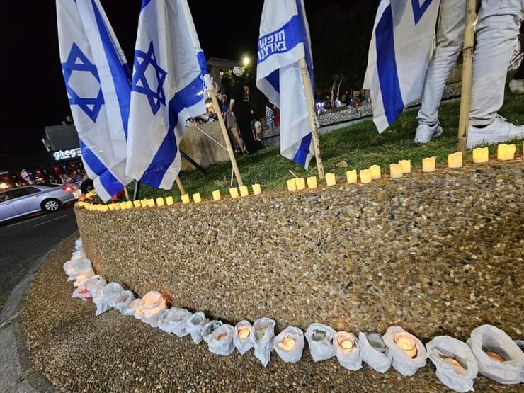 טקס לזכר הנופלים והנרצחים ולהשבת החטופים בכיכר ספר בחיפה