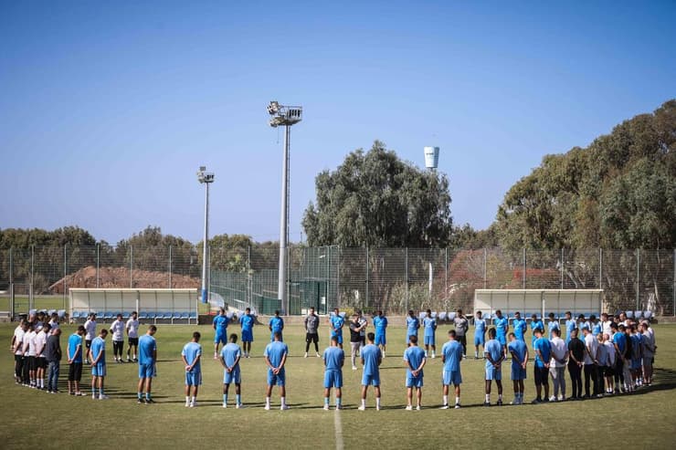 שחקני נבחרת ישראל עומדים דקת דומייה לפני תחילת האימון