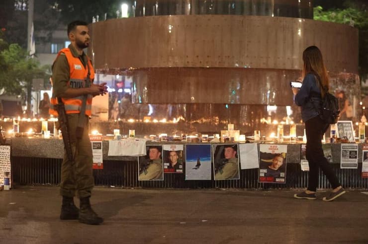 הדלקת נרות לזכר הנרצחים והנופלים בכיכר דיזנגוף, תל אביב