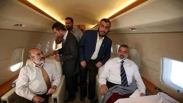 איסמעיל הנייה (מימין) ובכירי חמאס במטוס פרטי