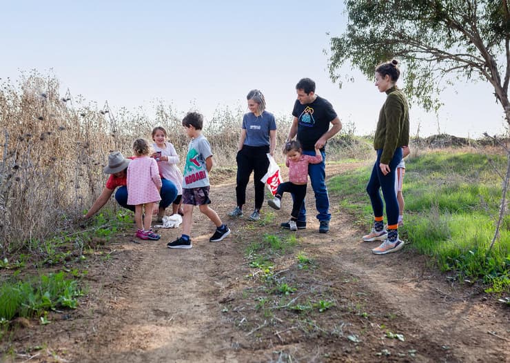 עובדת עם משפחות שמחפשות פעילויות מעניינות מחוץ לבית. 