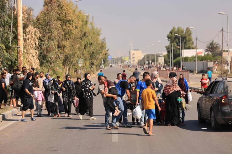 פלסטינים צועדים מהעיר עזה בצפון הרצועה דרומה 