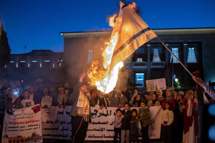 מפגינים ברבאט שורפים את דגל ישראל