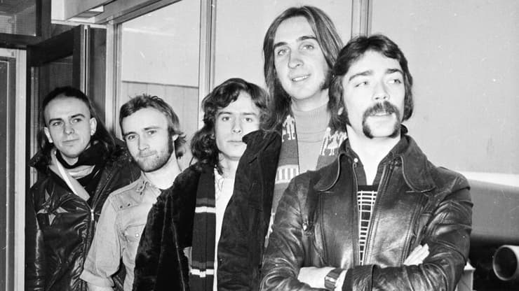 ג'נסיס בשדה התעופה בלונדון ב-1974. משמאל לימין: פיטר גבריאל, פיל קולינס, טוני בנקס, מייק רות'פורד וסטיב האקט