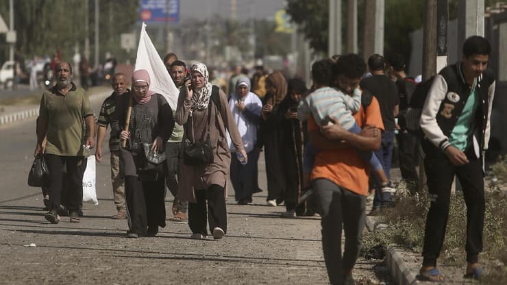 פלסטינים עוזבים את העיר עזה מצפון הרצועה דרומה 