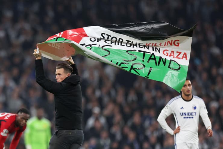 אוהד קופנהאגן פורץ לכר הדשא עם דגל פלסטין