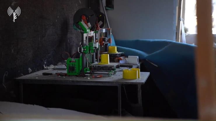 מפעל הנשק. מתוך הסרטון שפרסם הצבא (צילום: דובר צה"ל ) תיעוד: לוחמי צה״ל איתרו אתר לייצור ואחסון אמצעי לחימה של ארגון הטרור חמאס בתוך בניין מגורים