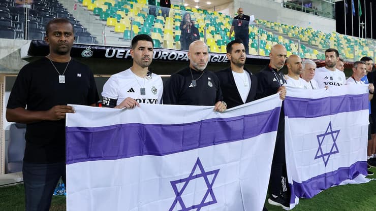 דגו והצוות המקצועי עם דגלי ישראל