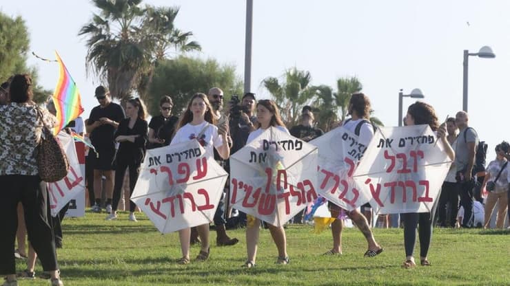 עפיפונים למען החטופים ,אירוע יזמה קהילת קיבוץ כפר עזה, כמפגן הזדהות למען שחרור החטופים בתל אביב