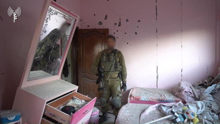 ארון ומיטות ורודים והרוסים, מעל המפעל לייצור נשק (צילום: דובר צה"ל ) תיעוד: לוחמי צה״ל איתרו אתר לייצור ואחסון אמצעי לחימה של ארגון הטרור חמאס בתוך בניין מגורים