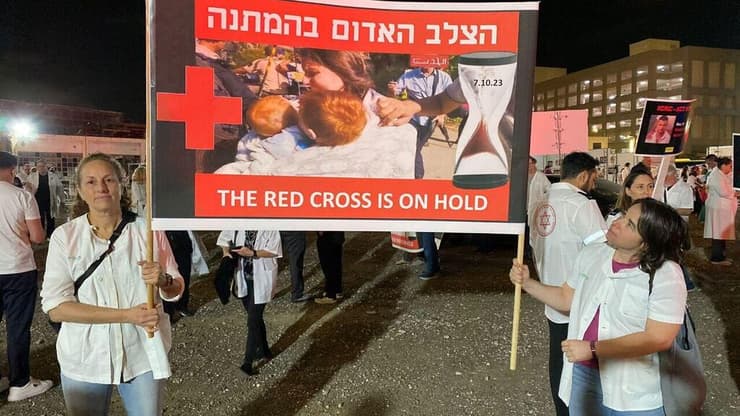 מחאת רופאים נגד הצלב האדום בדרישה לבקר את החטופים