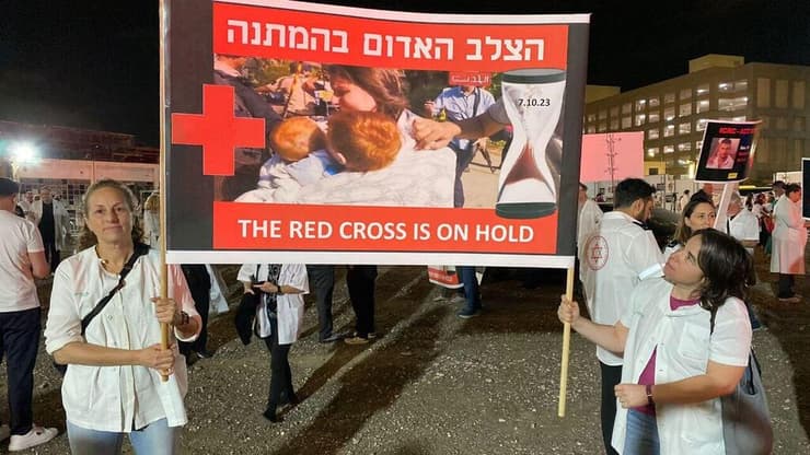 מחאת רופאים נגד הצלב האדום בדרישה לבקר את החטופים