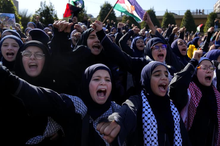 ביירות, לבנון, הפגנה נגד ישראל פרו פלסטינית חרבות ברזל