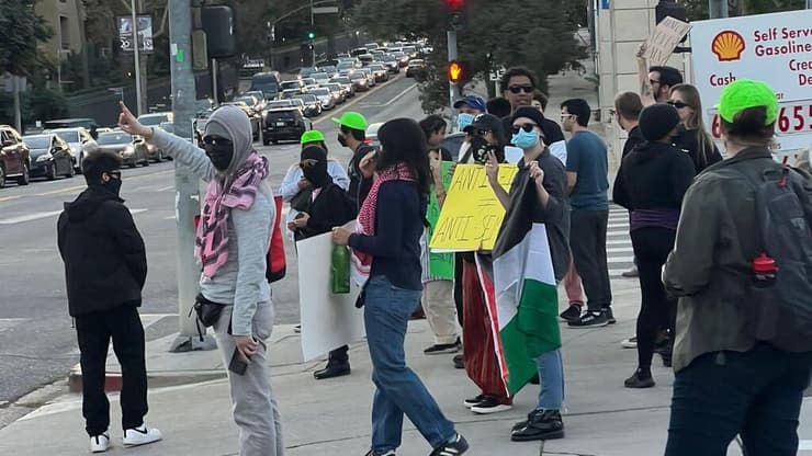 מפגינים פרו-פסטינים מחוץ להקרנת סרטון הזוועות בלוס אנג'לס