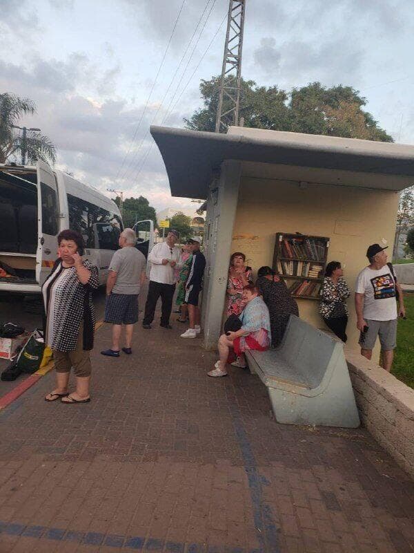 13 קשישים נהרגו ליד מיגונית תחנת אוטובוס ב שדרות ב  7.10