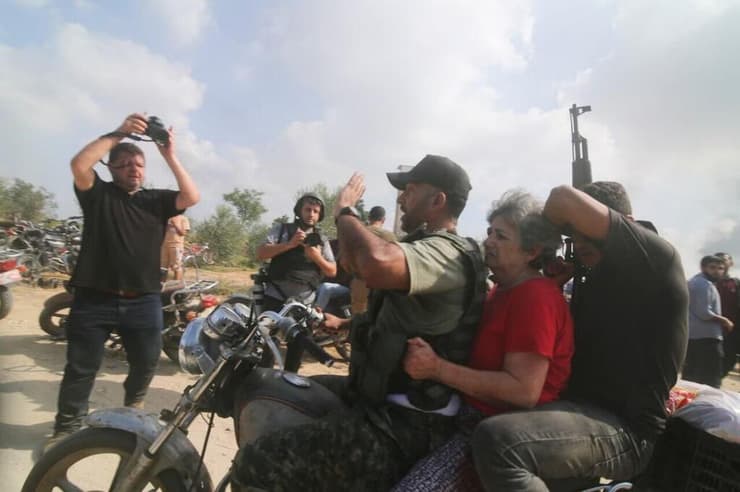 צלם צלמים מתעדים רגע חטיפה עזה ב- 7 באוקטובר על ידי חמאס