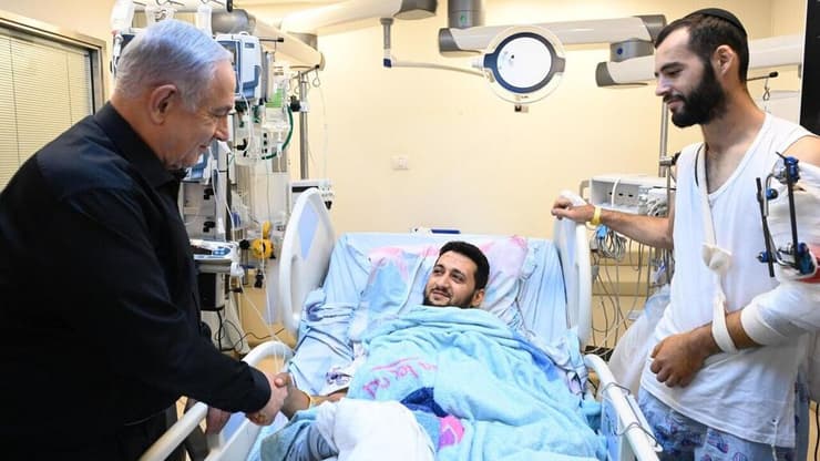 ראש הממשלה בנימין נתניהו ביקר  פצועים ובני משפחותיהם במחלקת טיפול נמרץ בבית החולים ברזילי באשקלון