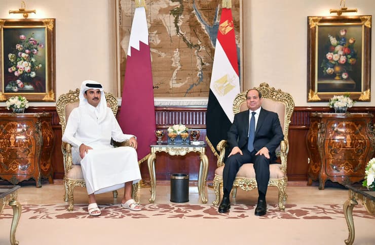 נשיא מצרים א סיסי פגישה עם אמיר קטאר תמים בן חמד אאל ת'אני ב קהיר