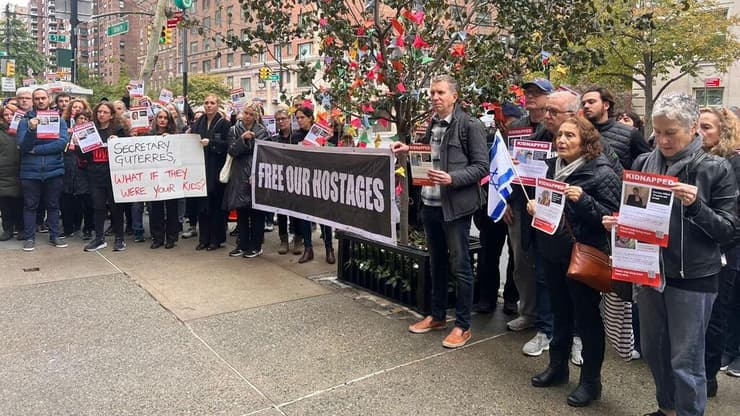 עשרות מפגינים של מטה משפחות החטופים בניו יורק הפגינו מול ביתו של מזכ״ל האו״ם אנטוניו גוטרש בדרישה שיפעל למען שחרור החטופים
