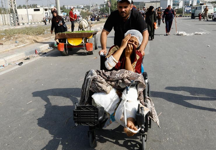 פינוי פצועה פלסטינית שטופלה בבית החולים בית חולים שיפא ב עזה בעקבות הקרבות באזור 