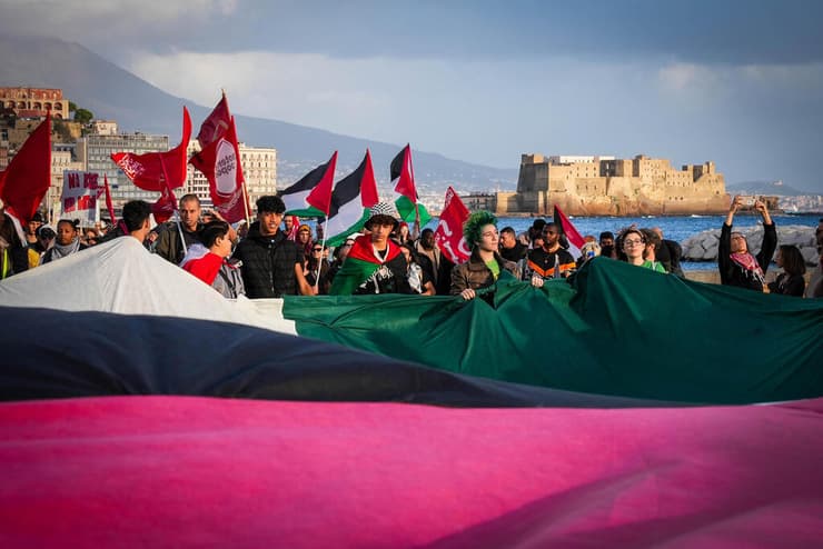 נאפולי, איטליה הפגנה פרו פלסטינית נגד ישראל חרבות ברזל