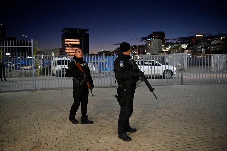 כוחות משטרה מקומיים מאבטחים את האצטדיון הלאומי בקוסובו