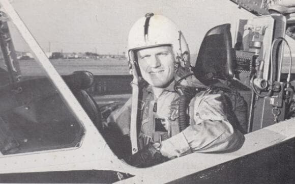 נישק לשלום את הקריירה הצבאית. בורמן בתא הטייס של מטוס F-106